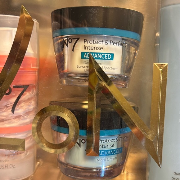 No7 facial cleaning products! 10 pc new in box. - Picture 3 of 6